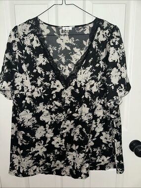 Tea Rose Black & White Floral V-Neck Blouse